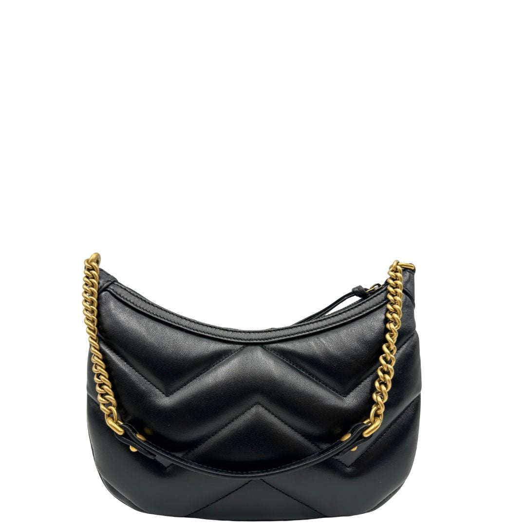 Retro di una Borsa Gucci Marmont in pelle nera con motivo chevron, parti metalliche dorate, munita di un manico in catena e spallaccio in pelle non regolabile ; indossabile a spalla. Completa di dustbag. Originale, usata, di lusso, in condizioni eccellenti.