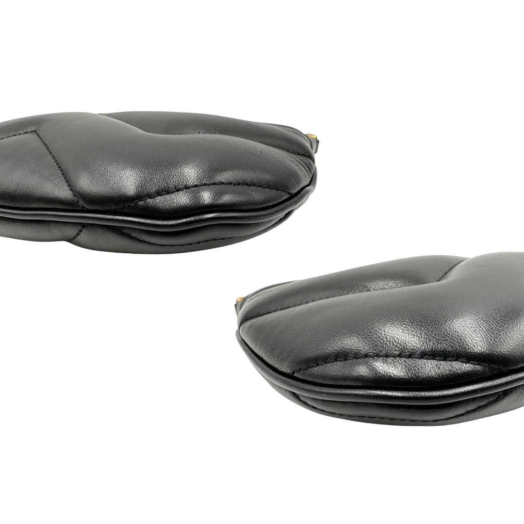 Angoli di una Borsa Gucci Marmont in pelle nera con motivo chevron, parti metalliche dorate, munita di un manico in catena e spallaccio in pelle non regolabile ; indossabile a spalla. Completa di dustbag. Originale, usata, di lusso, in condizioni eccellenti.