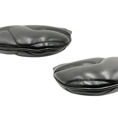 Angoli di una Borsa Gucci Marmont in pelle nera con motivo chevron, parti metalliche dorate, munita di un manico in catena e spallaccio in pelle non regolabile ; indossabile a spalla. Completa di dustbag. Originale, usata, di lusso, in condizioni eccellenti.