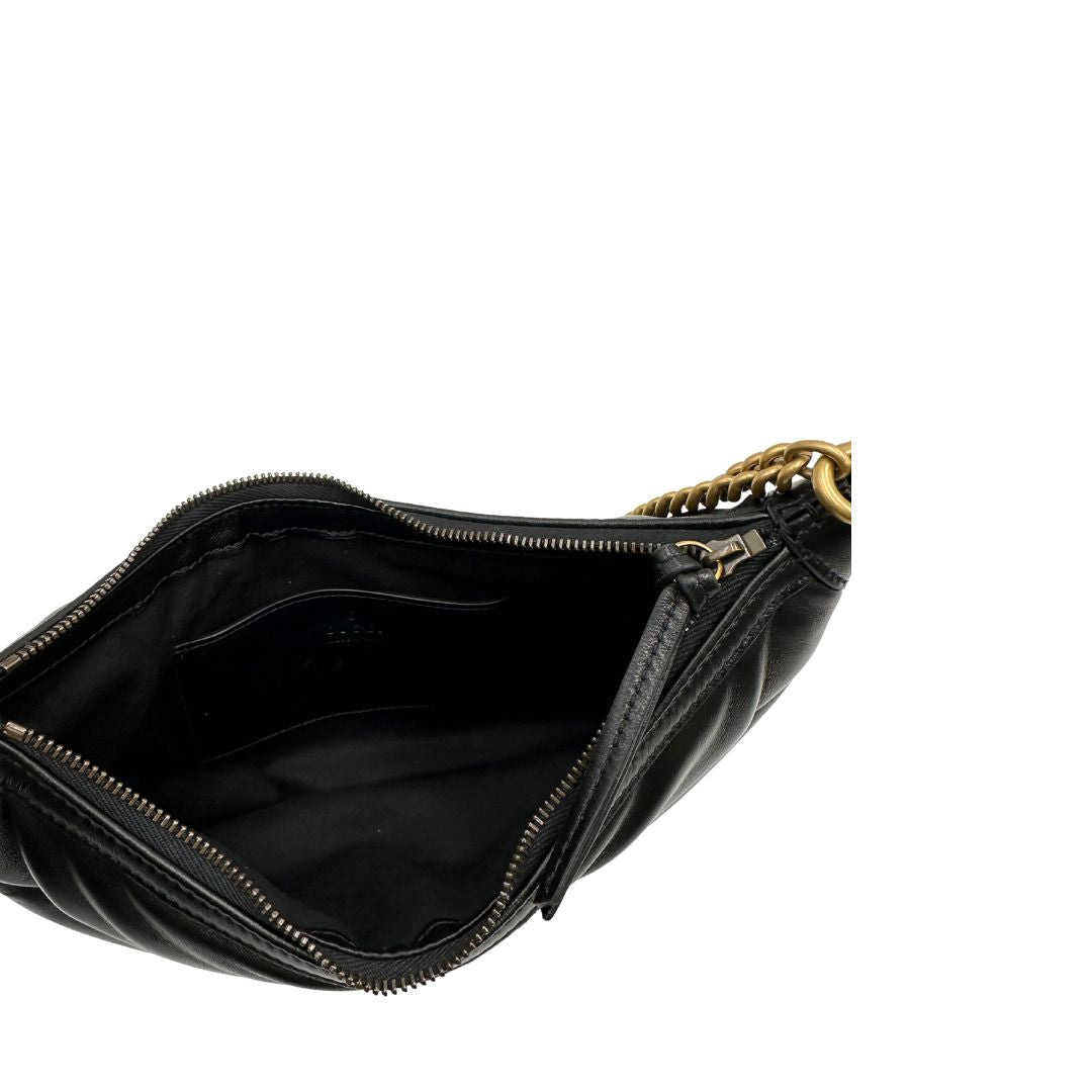 Interno di una Borsa Gucci Marmont in pelle nera con motivo chevron, parti metalliche dorate, munita di un manico in catena e spallaccio in pelle non regolabile ; indossabile a spalla. Completa di dustbag. Originale, usata, di lusso, in condizioni eccellenti.