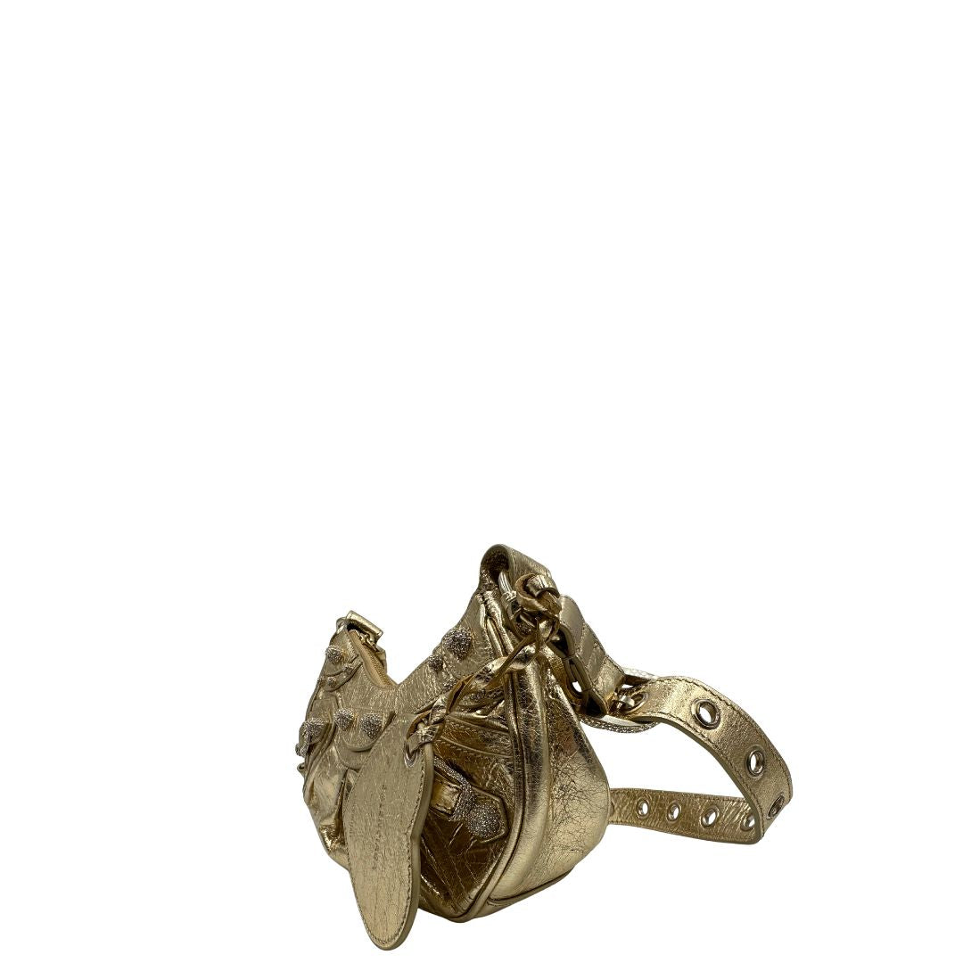 lato Borsa Balenciaga in pelle dorata con parti metalliche dorate, impreziosita da borchie con cristalli incastonati; munita di una tracolla regolabile. Completa di dustbag, di lusso, originale, ottime condizioni. 