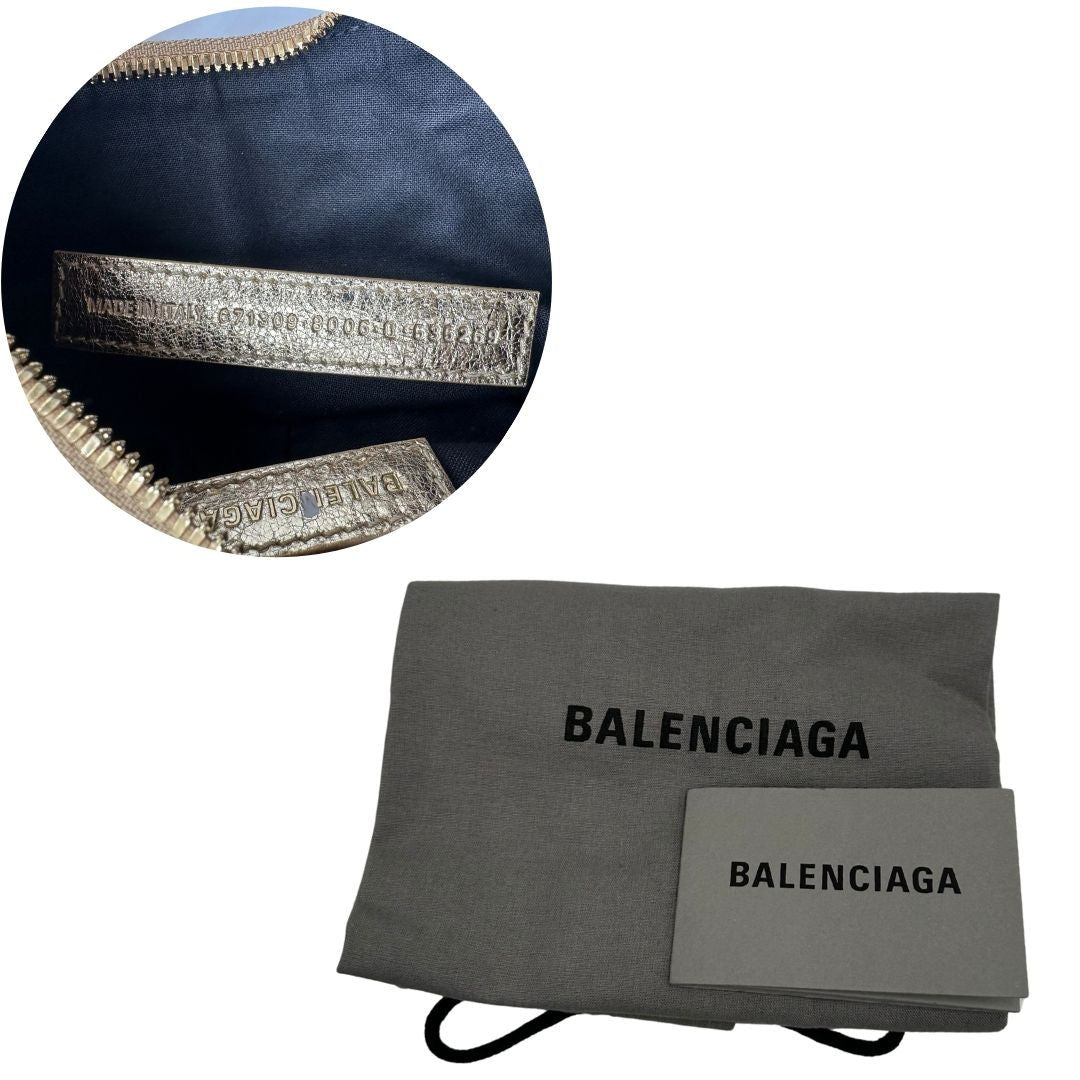 dustbag Borsa Balenciaga in pelle dorata con parti metalliche dorate, impreziosita da borchie con cristalli incastonati; munita di una tracolla regolabile. Completa di dustbag, di lusso, originale, ottime condizioni. 