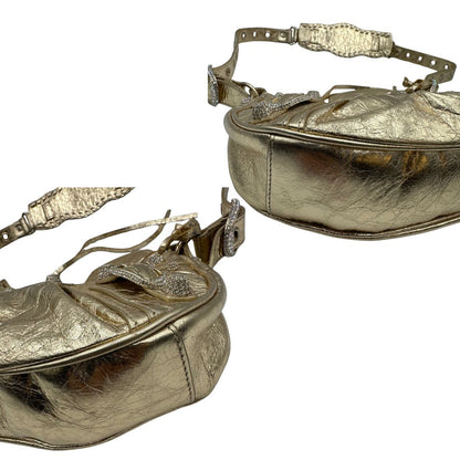 angoli Borsa Balenciaga in pelle dorata con parti metalliche dorate, impreziosita da borchie con cristalli incastonati; munita di una tracolla regolabile. Completa di dustbag, di lusso, originale, ottime condizioni. 