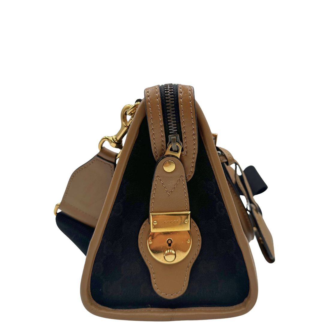 lato Borsa Gucci in tessuto GG nera con finiture in pelle marroni, dettagli Web verdi e rossi e parti metalliche dorate; munita di doppi manici stondati e una tracolla in tessuto amovibile e regolabile. Completo di dustbag, lucchetto e chiavi, di lusso, usata, originale. 