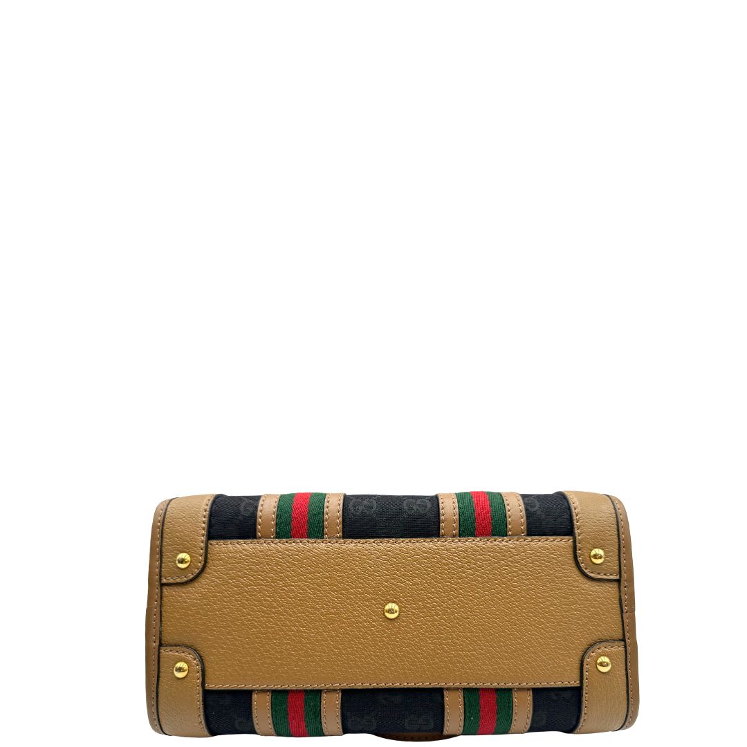 base Borsa Gucci in tessuto GG nera con finiture in pelle marroni, dettagli Web verdi e rossi e parti metalliche dorate; munita di doppi manici stondati e una tracolla in tessuto amovibile e regolabile. Completo di dustbag, lucchetto e chiavi, di lusso, usata, originale.
