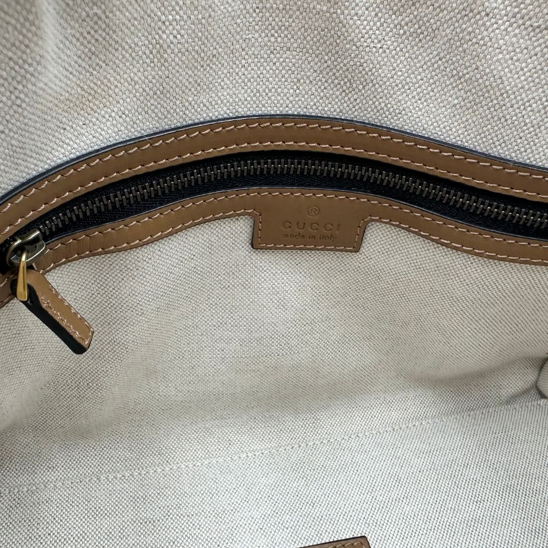 interno Borsa Gucci in tessuto GG nera con finiture in pelle marroni, dettagli Web verdi e rossi e parti metalliche dorate; munita di doppi manici stondati e una tracolla in tessuto amovibile e regolabile. Completo di dustbag, lucchetto e chiavi, di lusso, usata, originale.