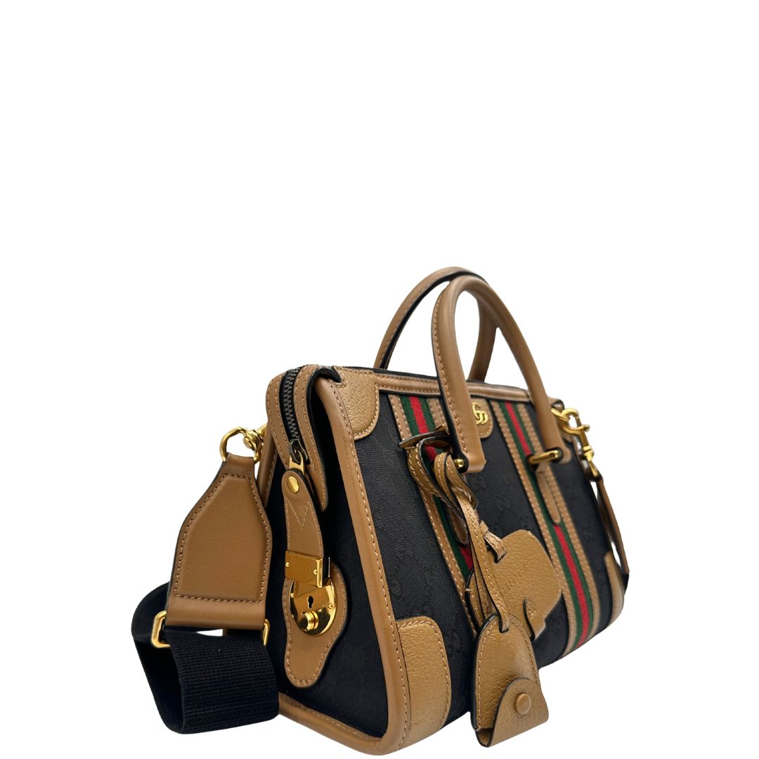 lato Borsa Gucci in tessuto GG nera con finiture in pelle marroni, dettagli Web verdi e rossi e parti metalliche dorate; munita di doppi manici stondati e una tracolla in tessuto amovibile e regolabile. Completo di dustbag, lucchetto e chiavi, di lusso, usata, originali