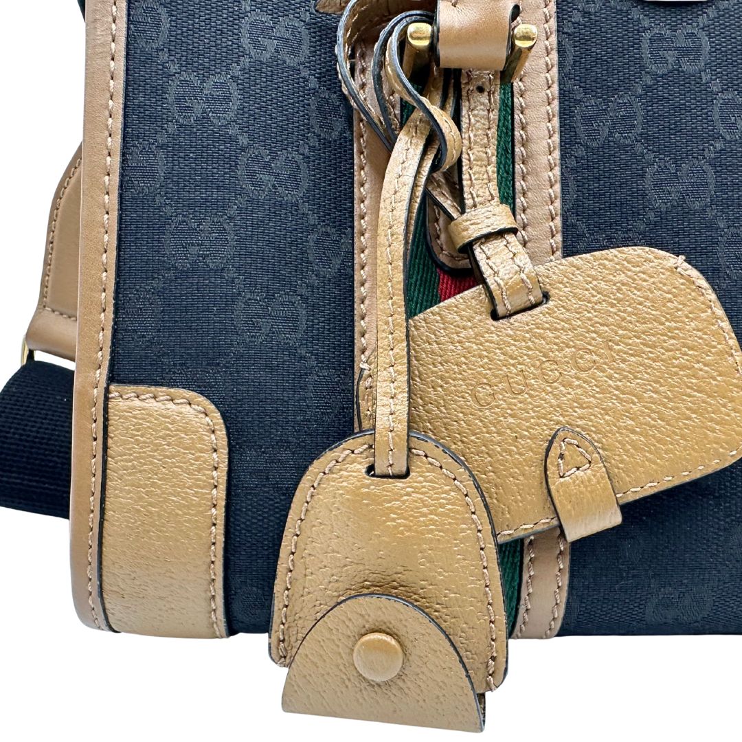 Borsa Gucci in tessuto GG nera con finiture in pelle marroni, dettagli Web verdi e rossi e parti metalliche dorate; munita di doppi manici stondati e una tracolla in tessuto amovibile e regolabile. Completo di dustbag, lucchetto e chiavi, di lusso, usata, originale. 