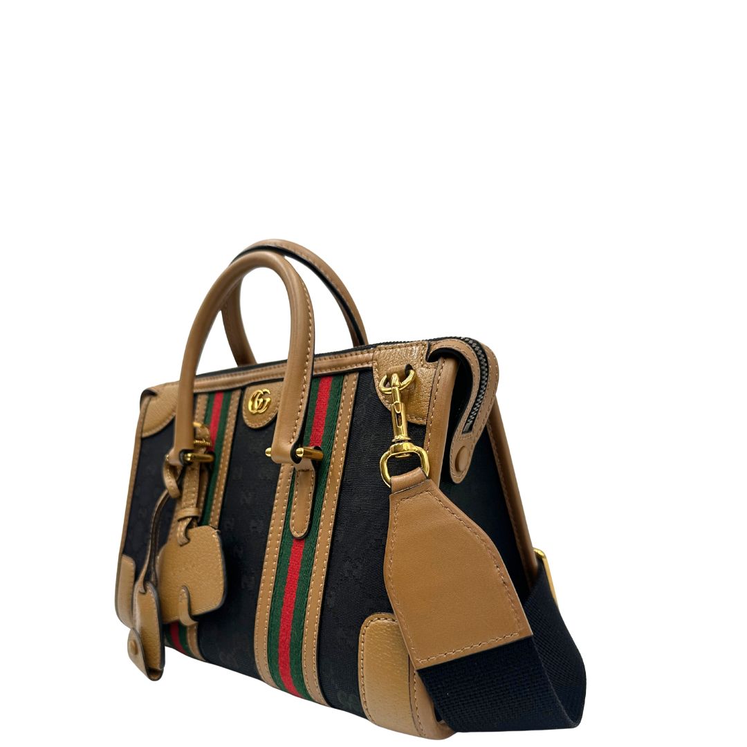 lato Borsa Gucci in tessuto GG nera con finiture in pelle marroni, dettagli Web verdi e rossi e parti metalliche dorate; munita di doppi manici stondati e una tracolla in tessuto amovibile e regolabile. Completo di dustbag, lucchetto e chiavi, di lusso, usata, originale.