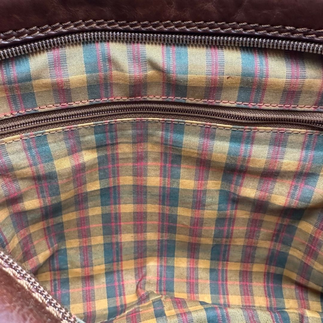 interno Borsa The Bridge in pelle marrone con parti metalliche dorate; munita di una tracolla regolabile. Completa di dustbag, di lusso, originale, ottime condizioni. 