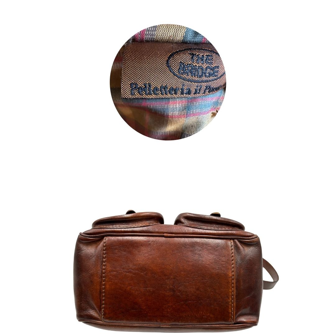 base Borsa The Bridge in pelle marrone con parti metalliche dorate; munita di una tracolla regolabile. Completa di dustbag, di lusso, originale, ottime condizioni. 