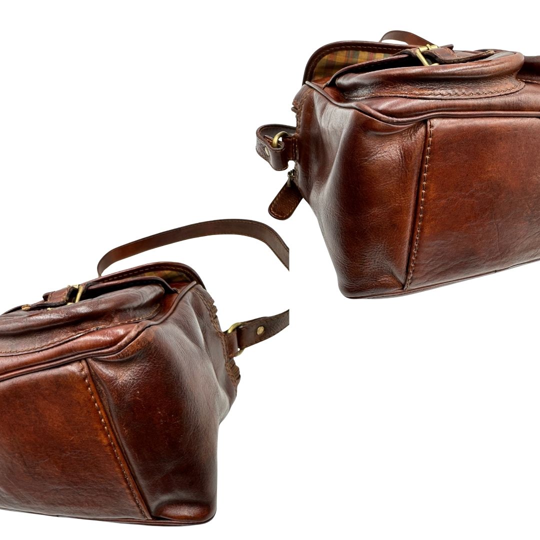 angoli Borsa The Bridge in pelle marrone con parti metalliche dorate; munita di una tracolla regolabile. Completa di dustbag, di lusso, originale, ottime condizioni. 