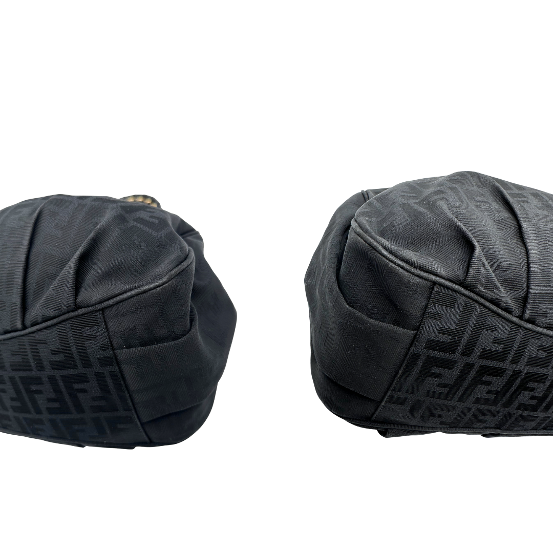 Angoli di una Borsa Fendi in tessuto nero FF con manici in catena e pelle lucida tono su tono. Parti metalliche dorate. Completa di dustbag. Originale, usata, di lusso, in ottime condizioni.