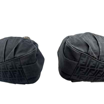 Angoli di una Borsa Fendi in tessuto nero FF con manici in catena e pelle lucida tono su tono. Parti metalliche dorate. Completa di dustbag. Originale, usata, di lusso, in ottime condizioni.