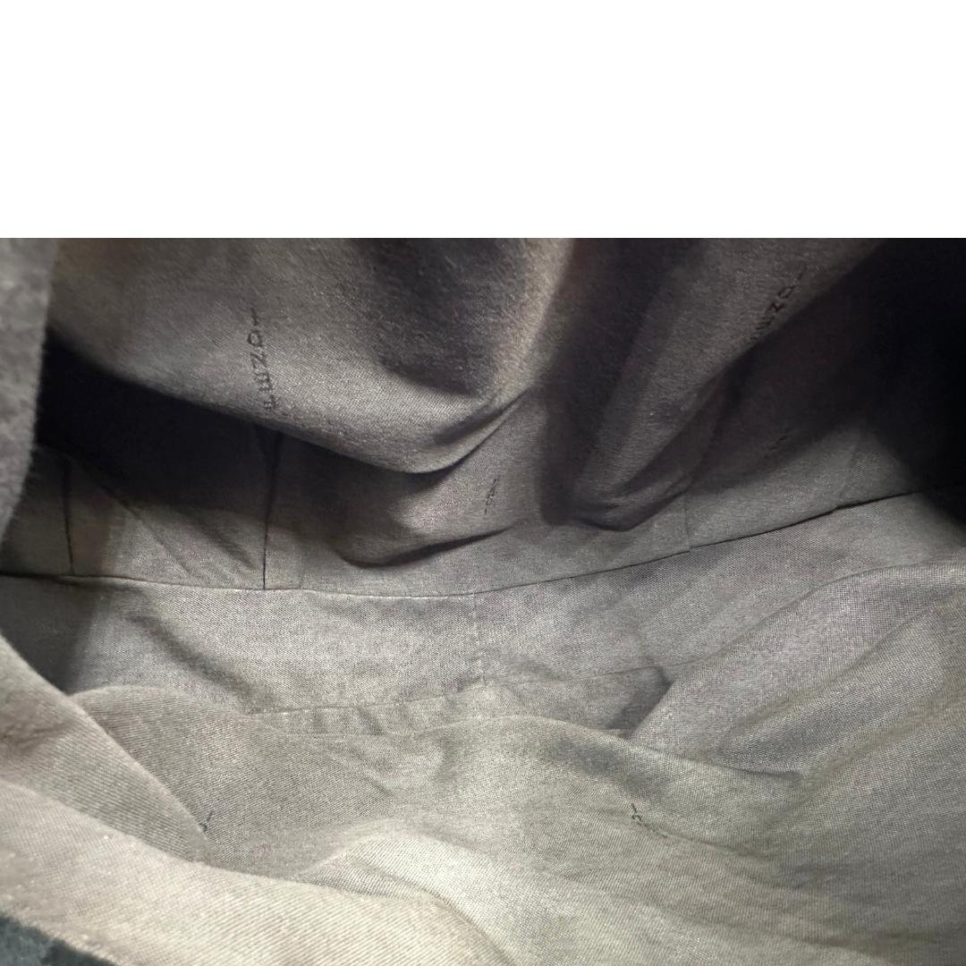 Interno di una Borsa Fendi in tessuto nero FF con manici in catena e pelle lucida tono su tono. Parti metalliche dorate. Completa di dustbag. Originale, usata, di lusso, in ottime condizioni.