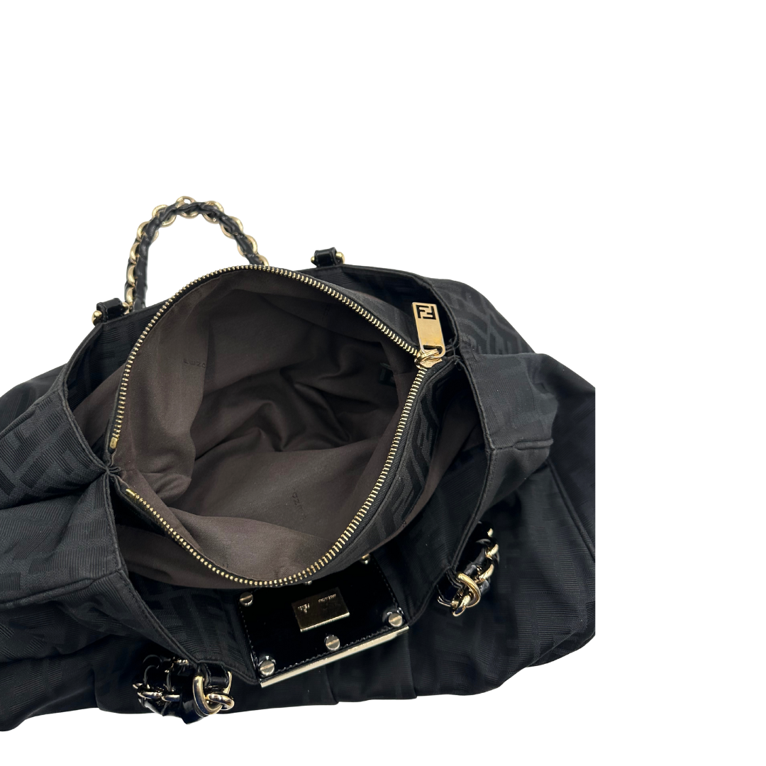 Interno di una Borsa Fendi in tessuto nero FF con manici in catena e pelle lucida tono su tono. Parti metalliche dorate. Completa di dustbag. Originale, usata, di lusso, in ottime condizioni.