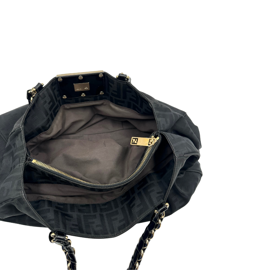 Interno di una Borsa Fendi in tessuto nero FF con manici in catena e pelle lucida tono su tono. Parti metalliche dorate. Completa di dustbag. Originale, usata, di lusso, in ottime condizioni.