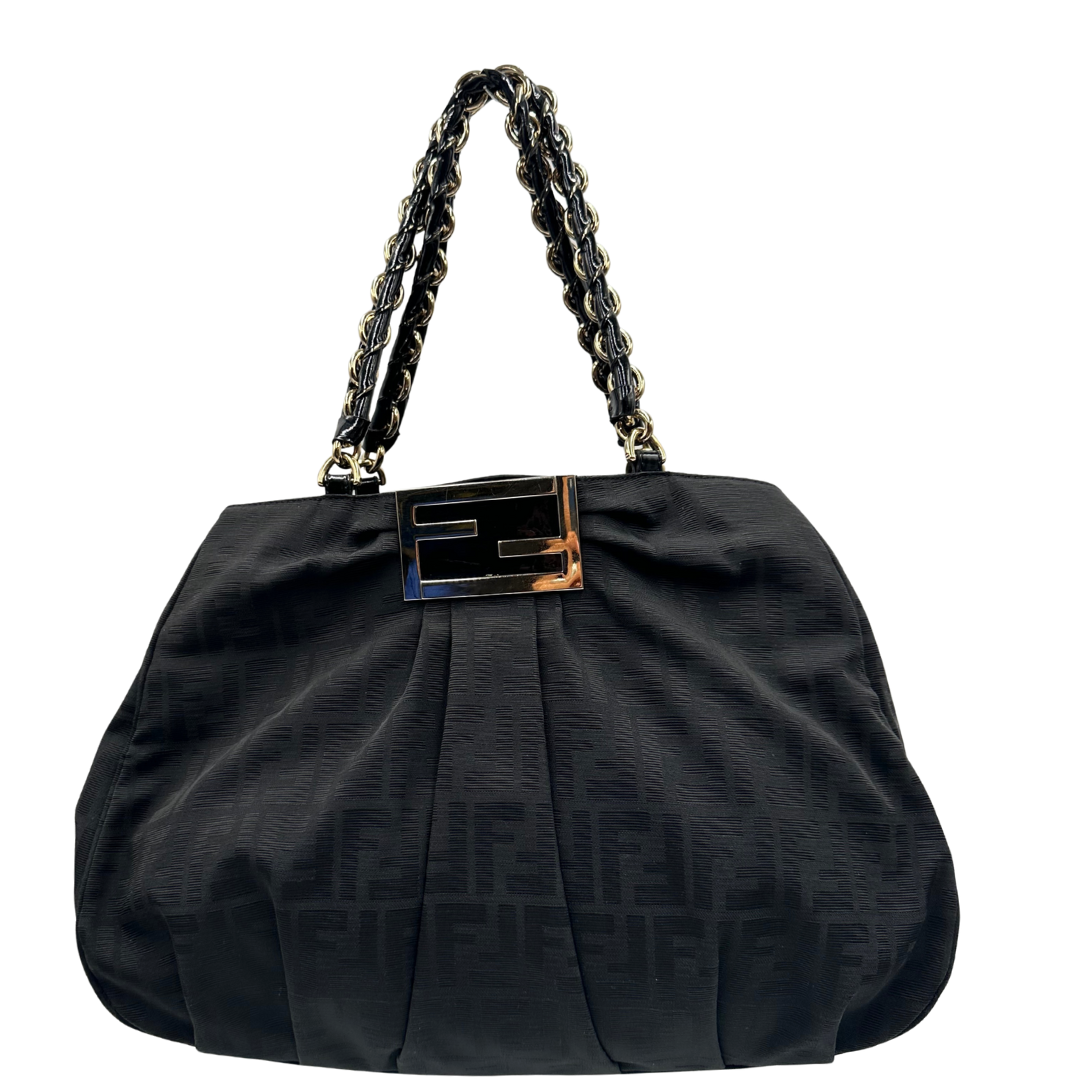 Front di una Borsa Fendi in tessuto nero FF con manici in catena e pelle lucida tono su tono. Parti metalliche dorate. Completa di dustbag. Originale, usata, di lusso, in ottime condizioni.
