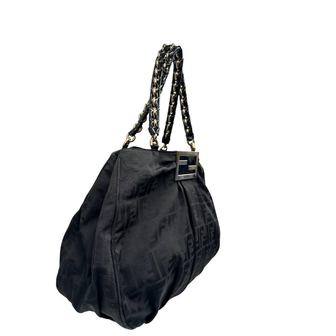 Lato destro di una Borsa Fendi in tessuto nero FF con manici in catena e pelle lucida tono su tono. Parti metalliche dorate. Completa di dustbag. Originale, usata, di lusso, in ottime condizioni.