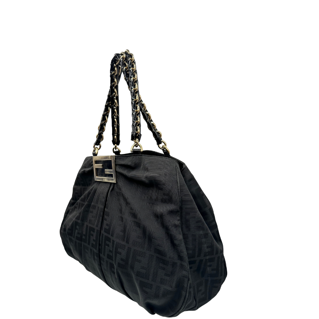 Lato sinistro di una Borsa Fendi in tessuto nero FF con manici in catena e pelle lucida tono su tono. Parti metalliche dorate. Completa di dustbag. Originale, usata, di lusso, in ottime condizioni.