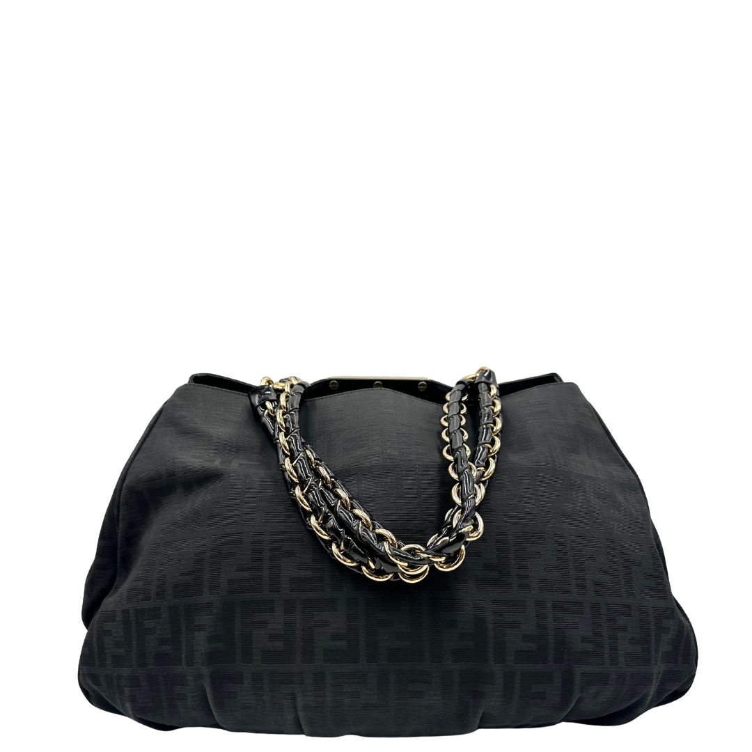 Retro di una Borsa Fendi in tessuto nero FF con manici in catena e pelle lucida tono su tono. Parti metalliche dorate. Completa di dustbag. Originale, usata, di lusso, in ottime condizioni.