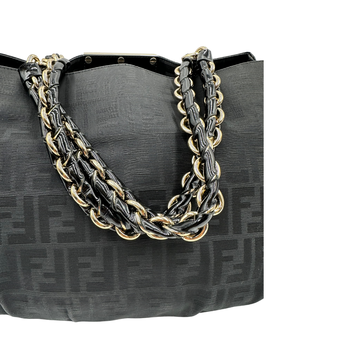 Manici di una Borsa Fendi in tessuto nero FF con manici in catena e pelle lucida tono su tono. Parti metalliche dorate. Completa di dustbag. Originale, usata, di lusso, in ottime condizioni.