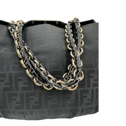 Manici di una Borsa Fendi in tessuto nero FF con manici in catena e pelle lucida tono su tono. Parti metalliche dorate. Completa di dustbag. Originale, usata, di lusso, in ottime condizioni.