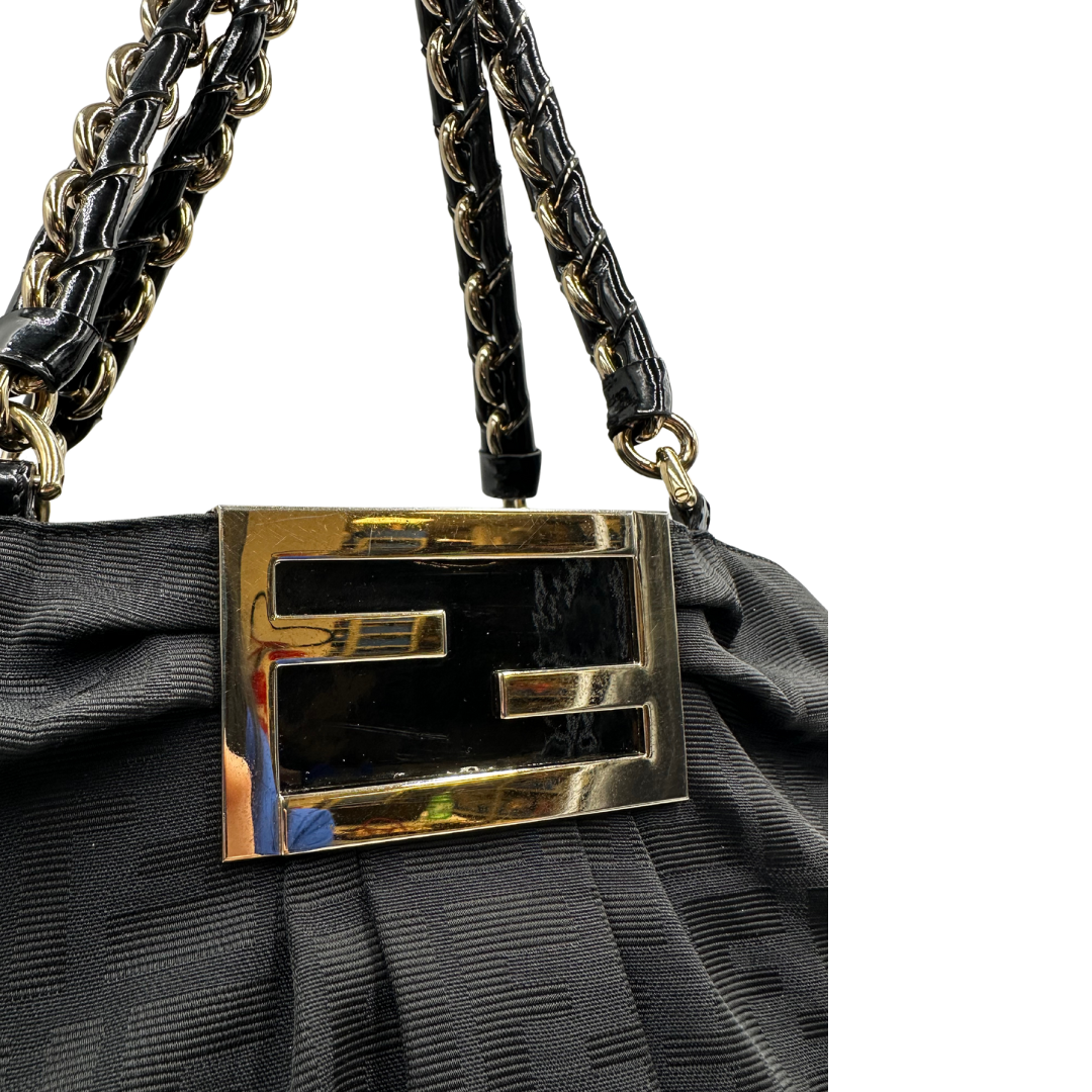 Borsa Fendi in tessuto nero FF con manici in catena e pelle lucida tono su tono. Parti metalliche dorate. Completa di dustbag. Originale, usata, di lusso, in ottime condizioni.