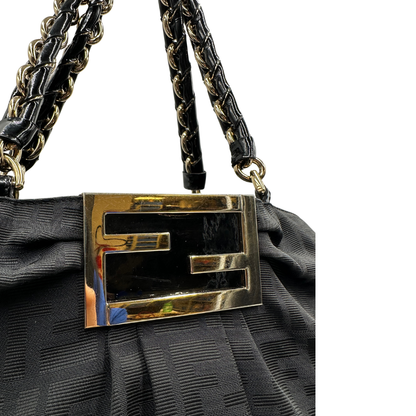 Borsa Fendi in tessuto nero FF con manici in catena e pelle lucida tono su tono. Parti metalliche dorate. Completa di dustbag. Originale, usata, di lusso, in ottime condizioni.