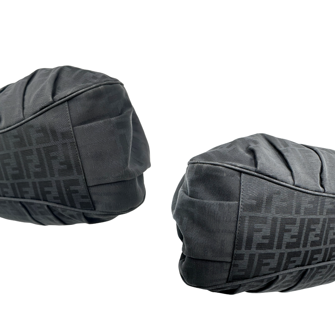 Angoli di una Borsa Fendi in tessuto nero FF con manici in catena e pelle lucida tono su tono. Parti metalliche dorate. Completa di dustbag. Originale, usata, di lusso, in ottime condizioni.