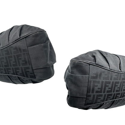 Angoli di una Borsa Fendi in tessuto nero FF con manici in catena e pelle lucida tono su tono. Parti metalliche dorate. Completa di dustbag. Originale, usata, di lusso, in ottime condizioni.