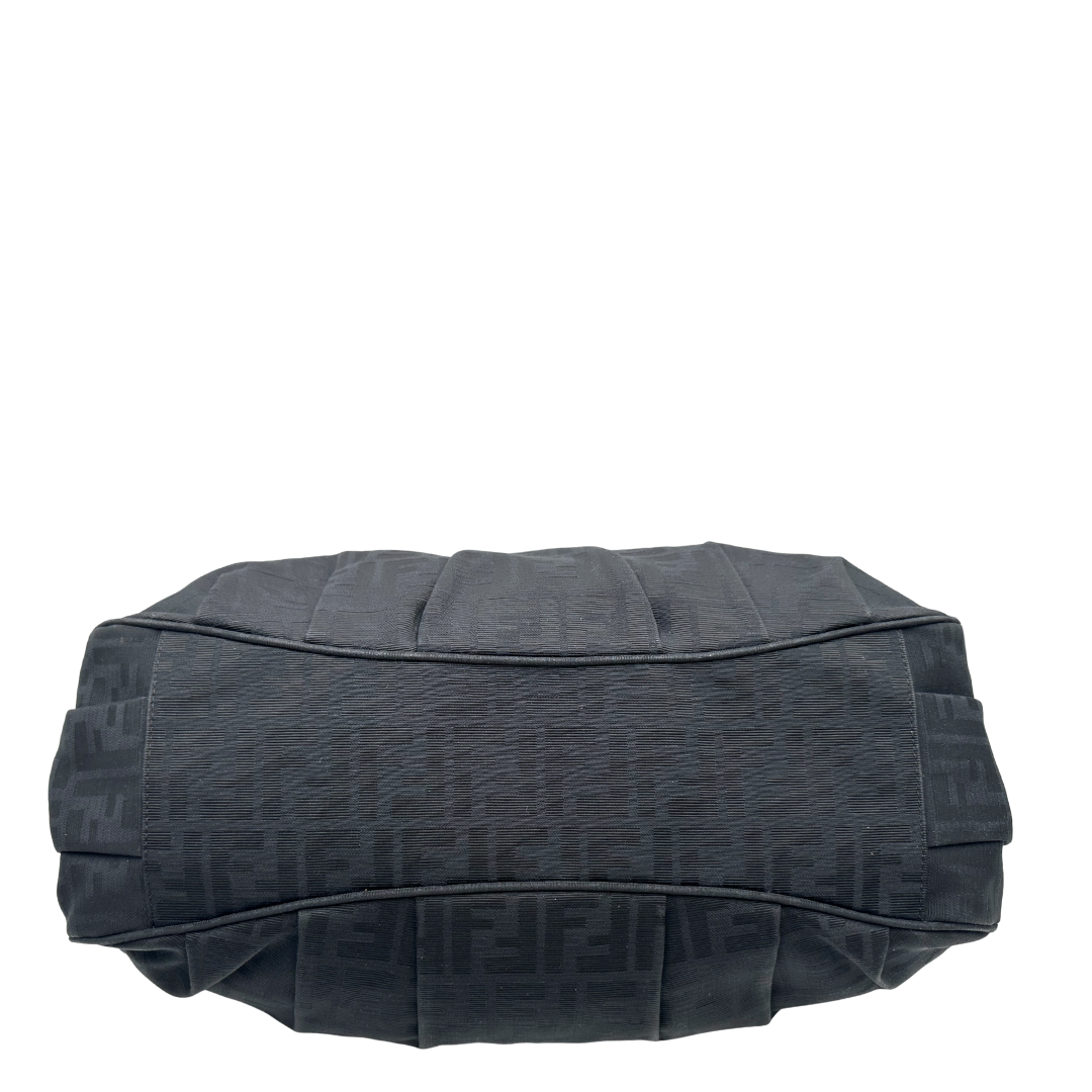 Base di una Borsa Fendi in tessuto nero FF con manici in catena e pelle lucida tono su tono. Parti metalliche dorate. Completa di dustbag. Originale, usata, di lusso, in ottime condizioni.