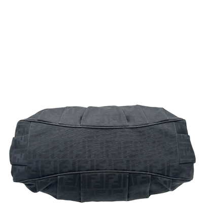 Base di una Borsa Fendi in tessuto nero FF con manici in catena e pelle lucida tono su tono. Parti metalliche dorate. Completa di dustbag. Originale, usata, di lusso, in ottime condizioni.