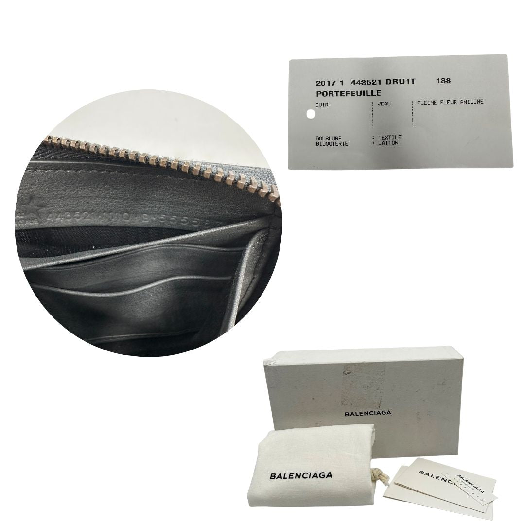 Set e codici di un portafoglio Balenciaga in pelle grigia e parti metalliche in oro anticato. 