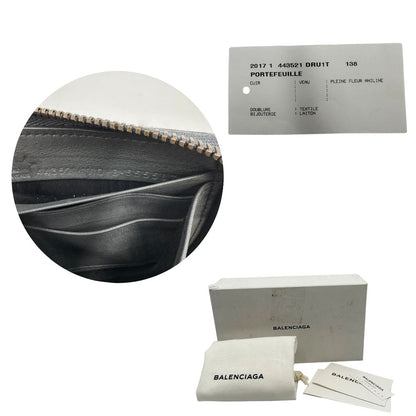 Set e codici di un portafoglio Balenciaga in pelle grigia e parti metalliche in oro anticato. 