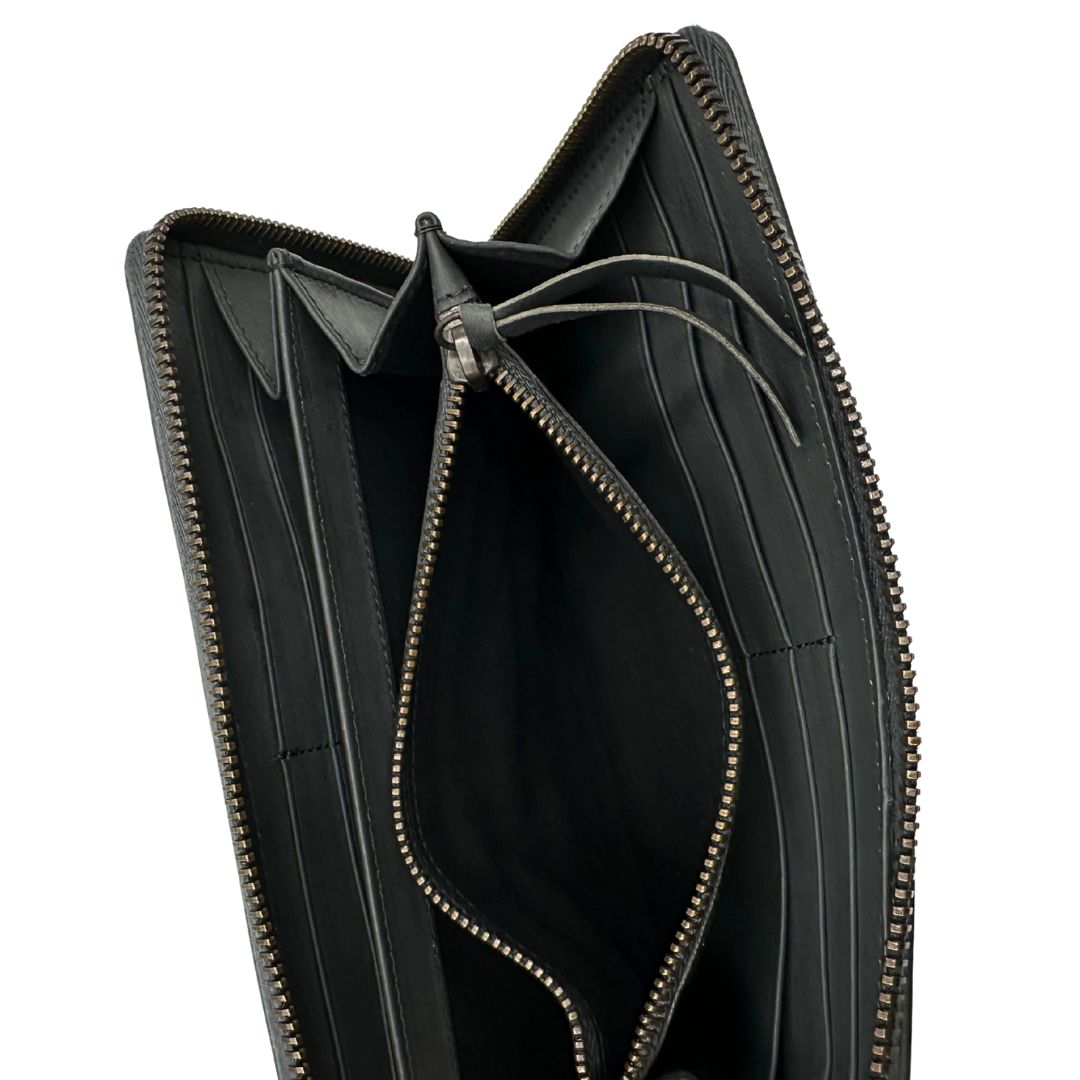 Interno di un portafoglio Balenciaga in pelle grigia e parti metalliche in oro anticato. Full set.