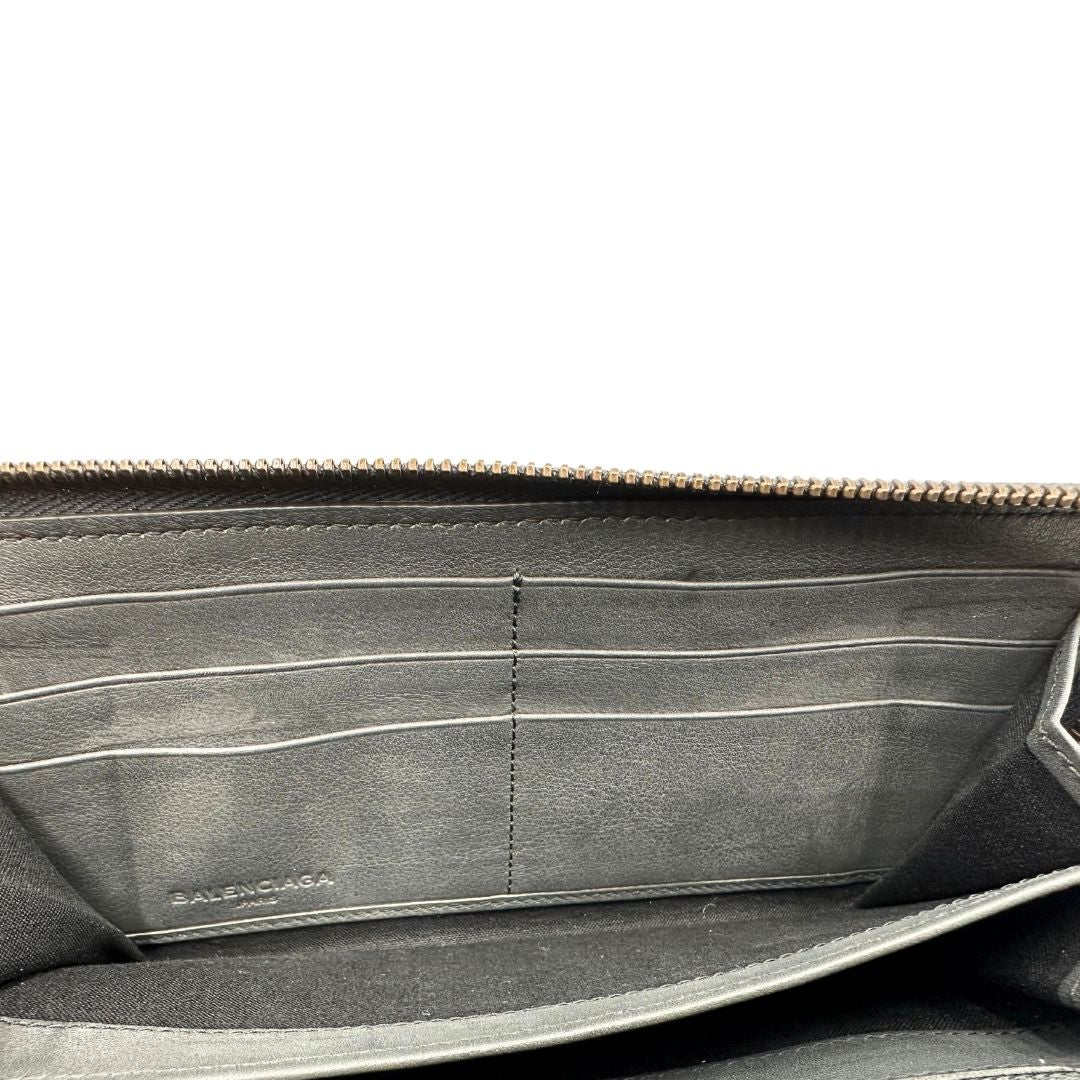 Interno di un portafoglio Balenciaga in pelle grigia e parti metalliche in oro anticato. Full set.