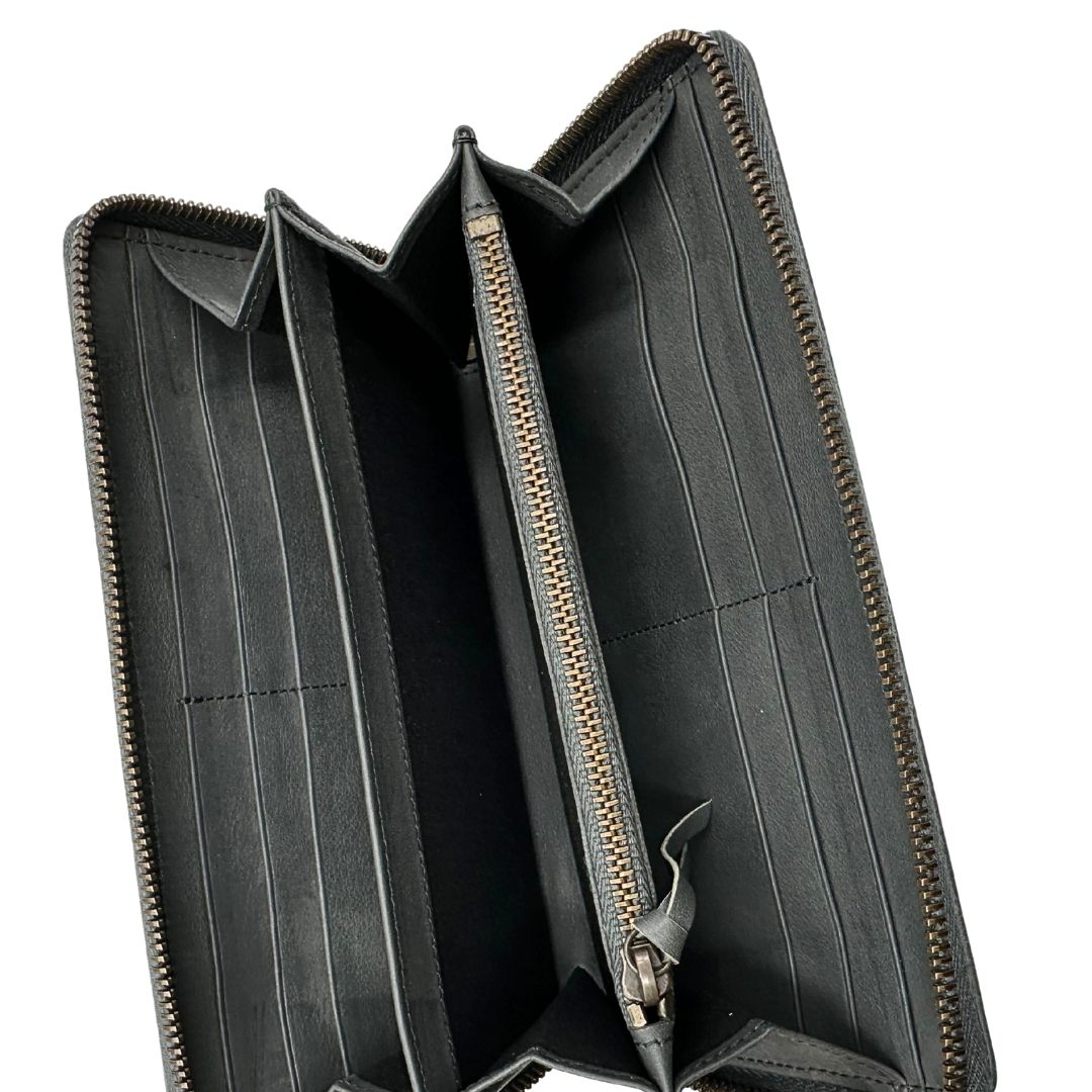 Interno di un portafoglio Balenciaga in pelle grigia e parti metalliche in oro anticato. Full set.