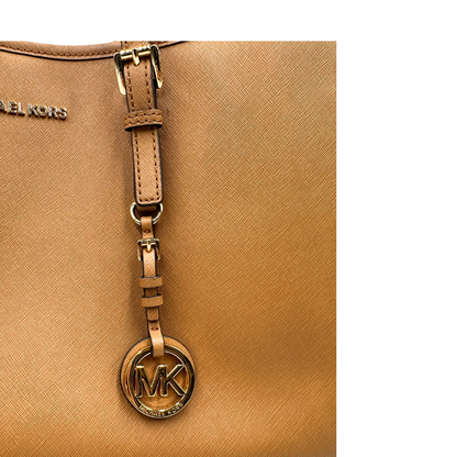 Borsa Michael Kors in pelle saffiano color cammello con parti metalliche dorate, munita di doppi manici. Indossabile a spalla. Originale, usato, di lusso, in condizioni eccellenti.