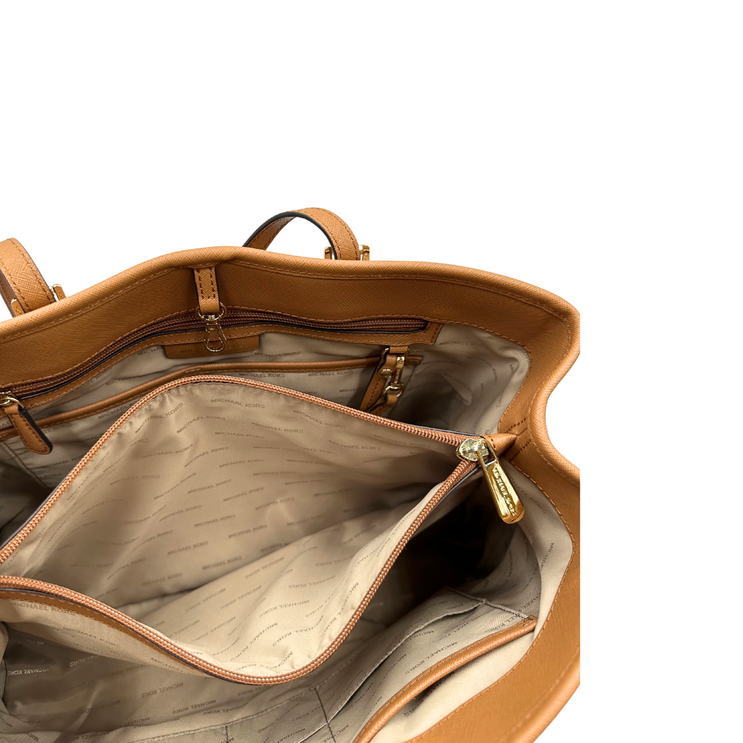 Interno di una Borsa Michael Kors in pelle saffiano color cammello con parti metalliche dorate, munita di doppi manici. Indossabile a spalla. Originale, usato, di lusso, in condizioni eccellenti.