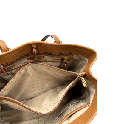 Interno di una Borsa Michael Kors in pelle saffiano color cammello con parti metalliche dorate, munita di doppi manici. Indossabile a spalla. Originale, usato, di lusso, in condizioni eccellenti.