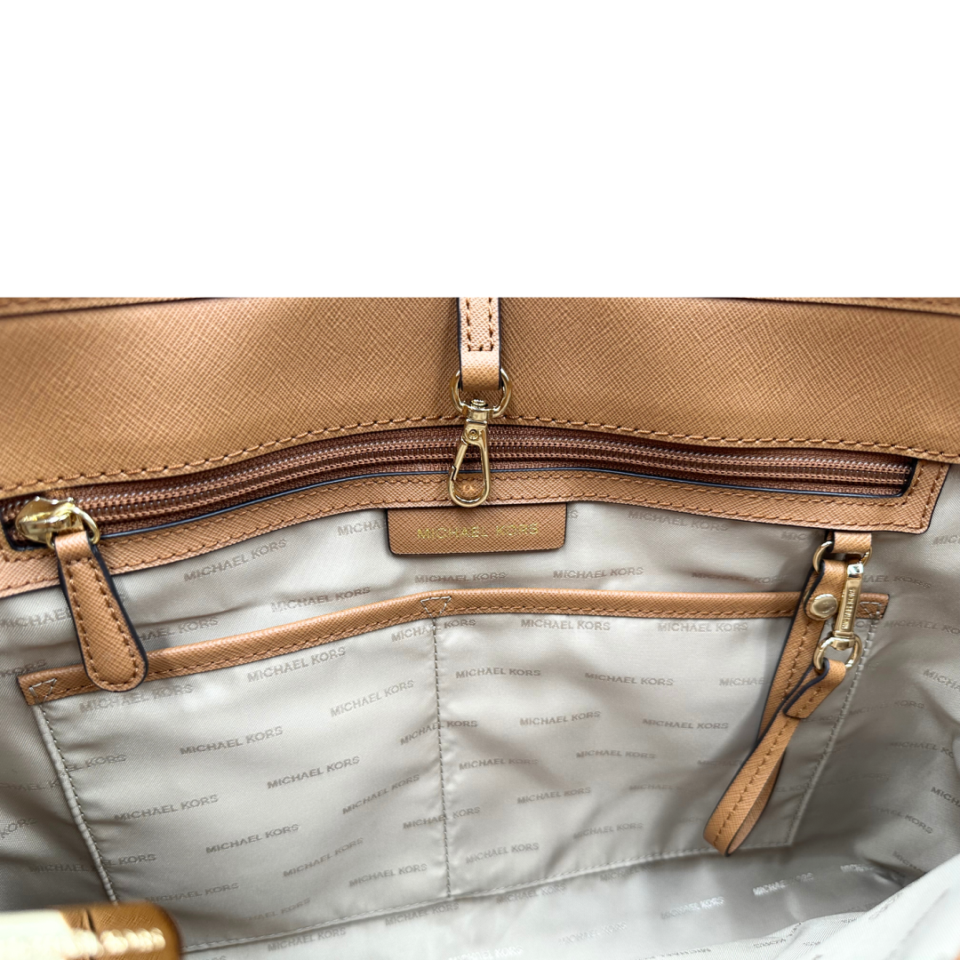 Interno di una Borsa Michael Kors in pelle saffiano color cammello con parti metalliche dorate, munita di doppi manici. Indossabile a spalla. Originale, usato, di lusso, in condizioni eccellenti.