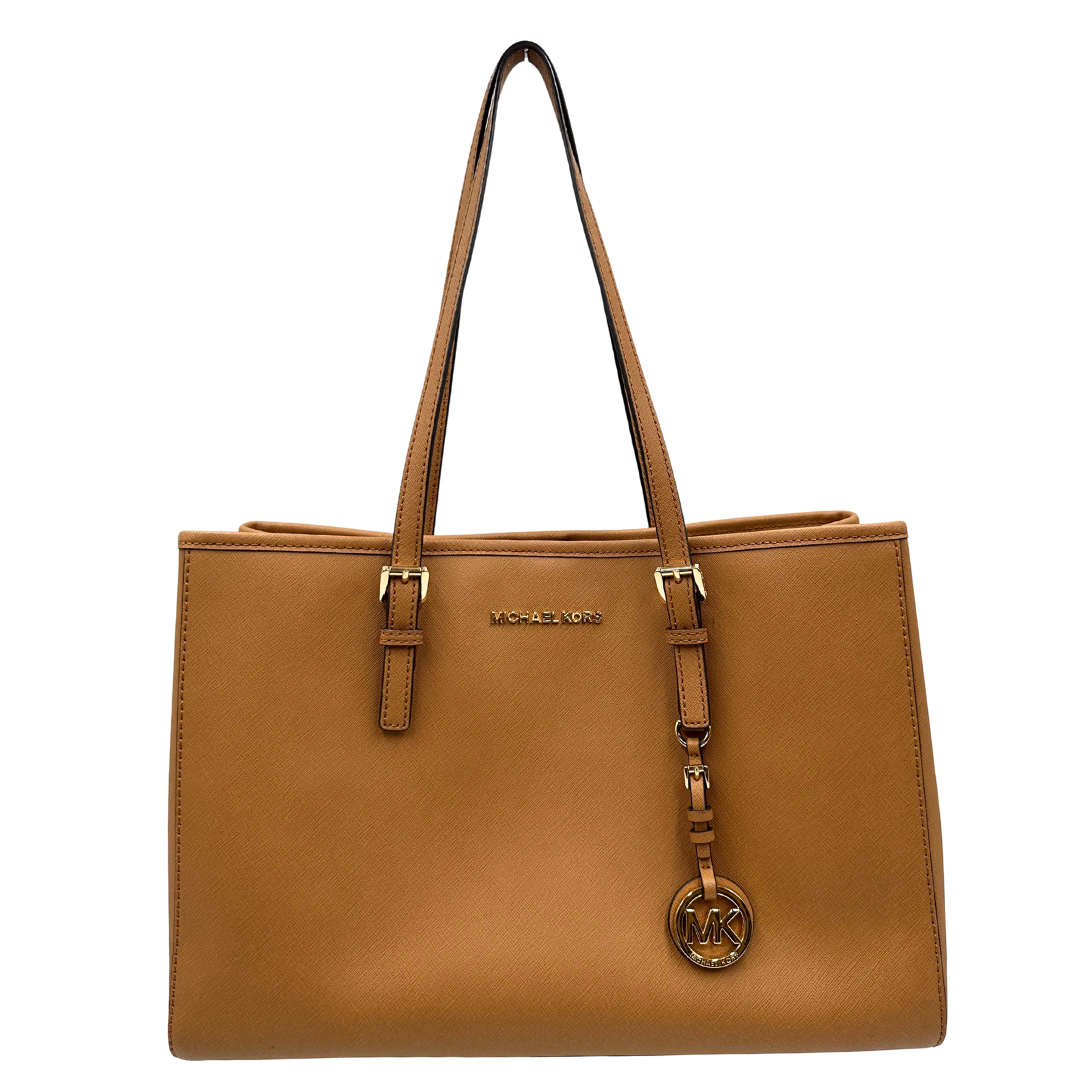 Front di una Borsa Michael Kors in pelle saffiano color cammello con parti metalliche dorate, munita di doppi manici. Indossabile a spalla. Originale, usato, di lusso, in condizioni eccellenti.