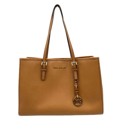 Front di una Borsa Michael Kors in pelle saffiano color cammello con parti metalliche dorate, munita di doppi manici. Indossabile a spalla. Originale, usato, di lusso, in condizioni eccellenti.