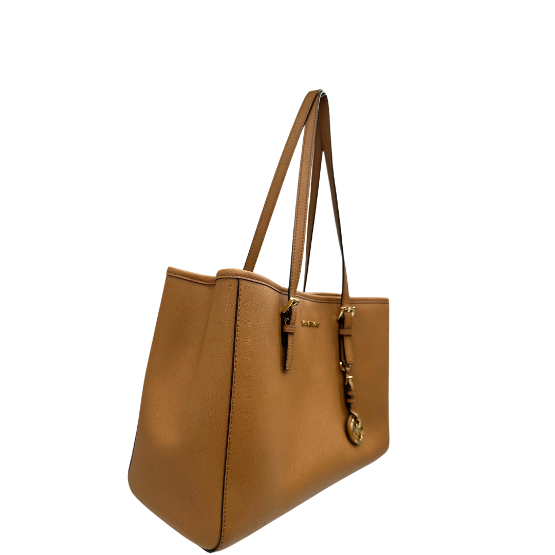 Lato destro di una Borsa Michael Kors in pelle saffiano color cammello con parti metalliche dorate, munita di doppi manici. Indossabile a spalla. Originale, usato, di lusso, in condizioni eccellenti.