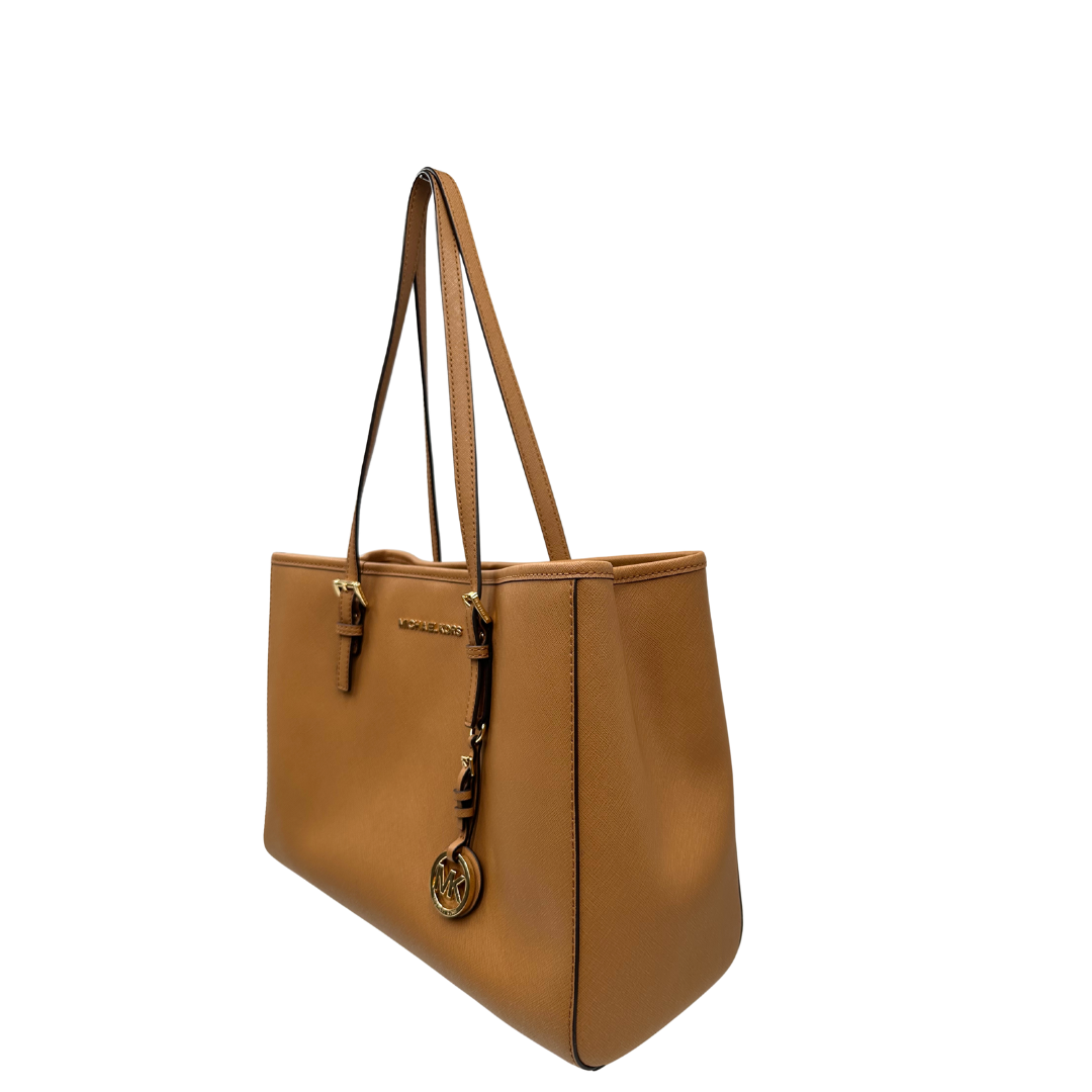 Lato sinistro di una Borsa Michael Kors in pelle saffiano color cammello con parti metalliche dorate, munita di doppi manici. Indossabile a spalla. Originale, usato, di lusso, in condizioni eccellenti.