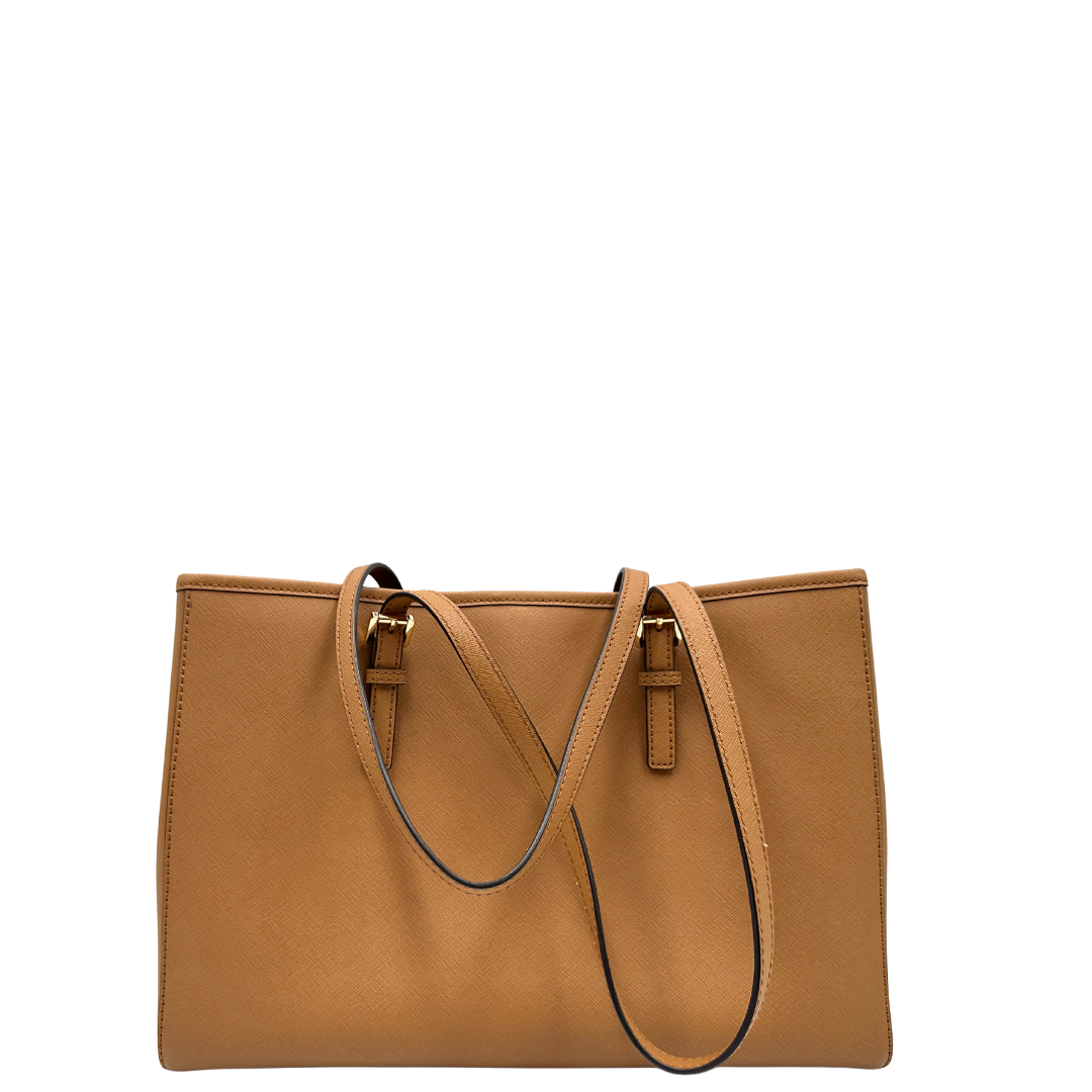 Retro di una Borsa Michael Kors in pelle saffiano color cammello con parti metalliche dorate, munita di doppi manici. Indossabile a spalla. Originale, usato, di lusso, in condizioni eccellenti.