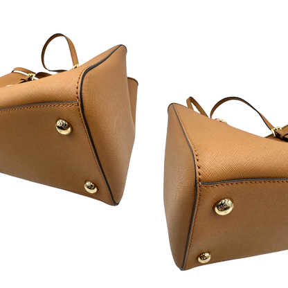 Angoli di una Borsa Michael Kors in pelle saffiano color cammello con parti metalliche dorate, munita di doppi manici. Indossabile a spalla. Originale, usato, di lusso, in condizioni eccellenti.