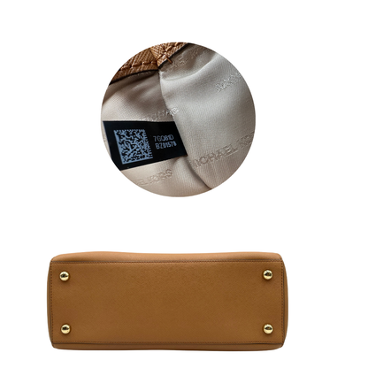 Base di una Borsa Michael Kors in pelle saffiano color cammello con parti metalliche dorate, munita di doppi manici. Indossabile a spalla. Originale, usato, di lusso, in condizioni eccellenti.