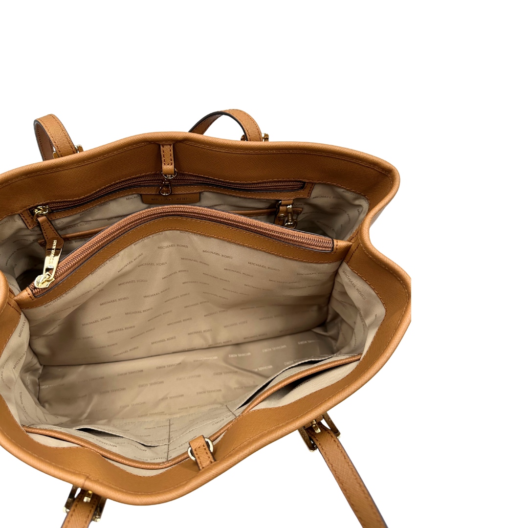 Interno di una Borsa Michael Kors in pelle saffiano color cammello con parti metalliche dorate, munita di doppi manici. Indossabile a spalla. Originale, usato, di lusso, in condizioni eccellenti.